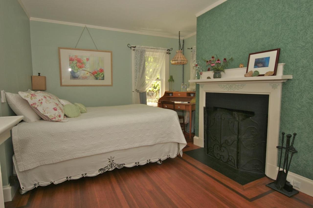 Howarth House Bed And Breakfast Fitchburg Exterior photo